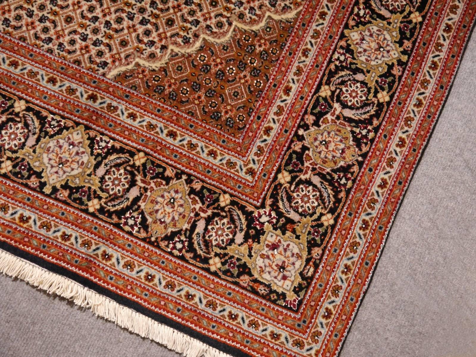 Beautiful hand-knotted persian Tabriz rug with very fine quality. It was made using finest persian highland wool and natural silk.