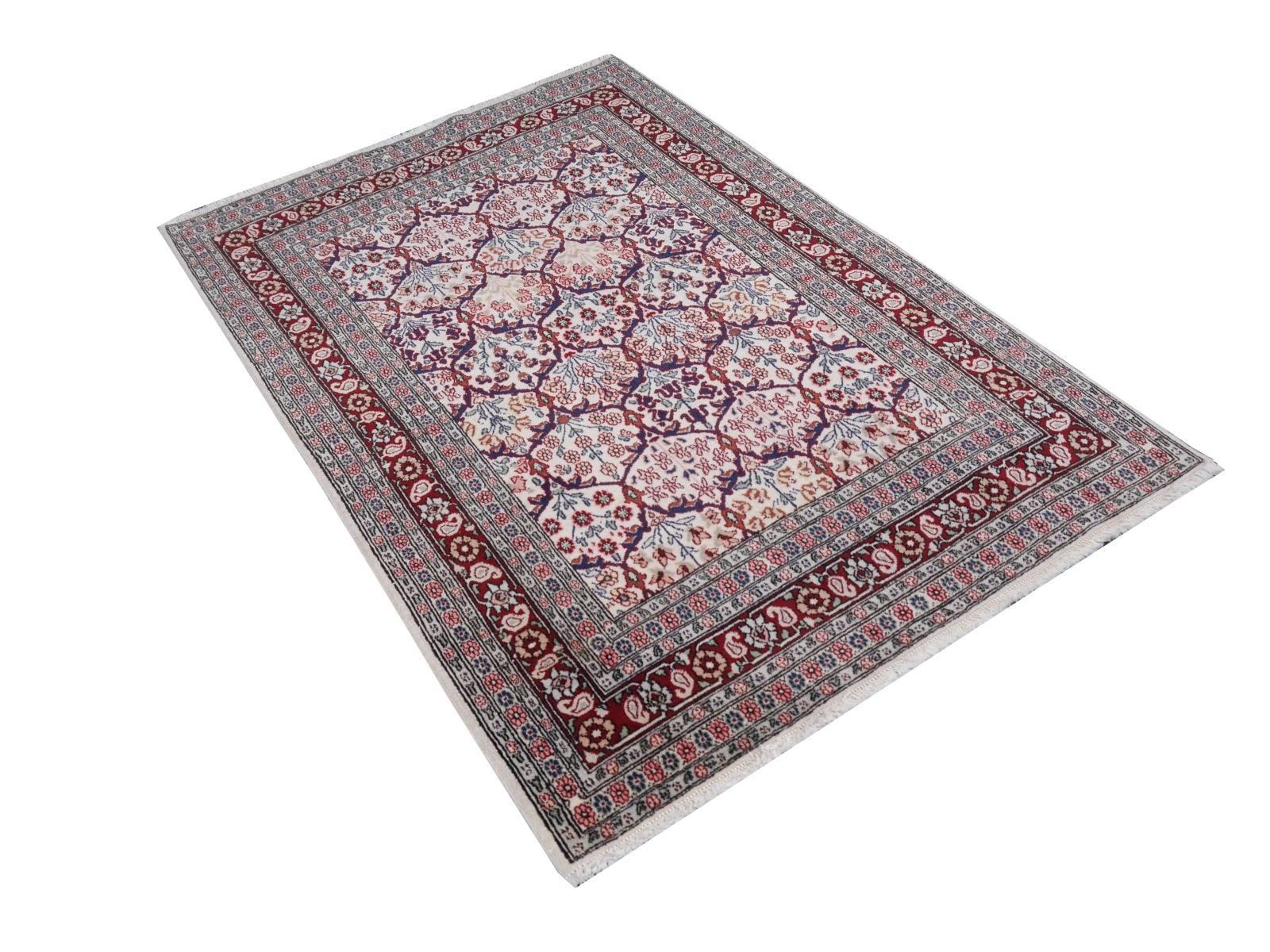 Vintage Turkish Hereke Rug hand-knotted with watermelon design In Good Condition For Sale In Lohr, Bavaria, DE