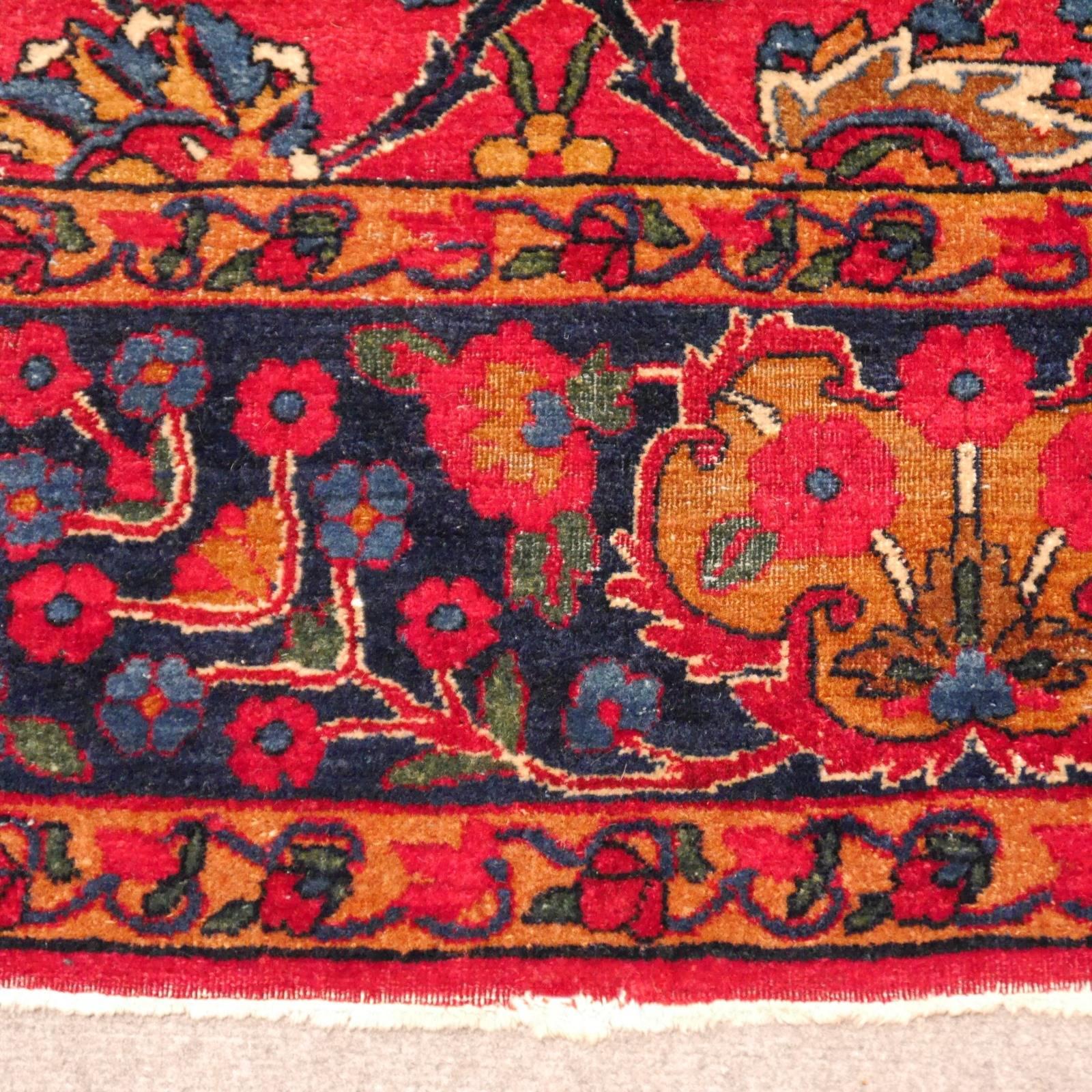 Antiker indischer Agra-Teppich, handgeknüpft, rot-blau-gold (Indisch) im Angebot