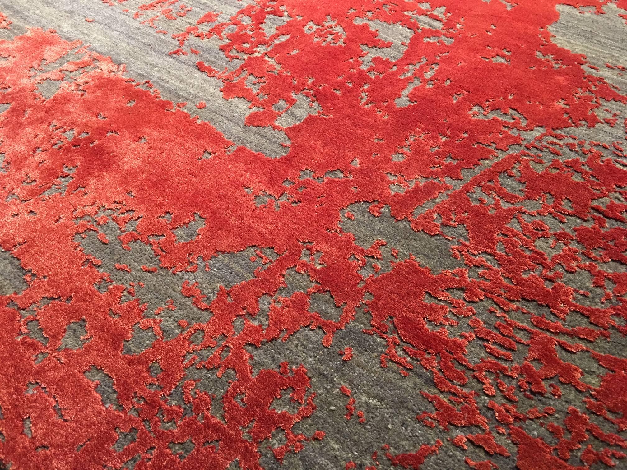 This beautiful hand-knotted design rug is like a modern painting for your floor. This collection is made of a lower pile cut grey wool and a higher pile viscose design in red. We can deliver this rug in different colors and sizes as our customers