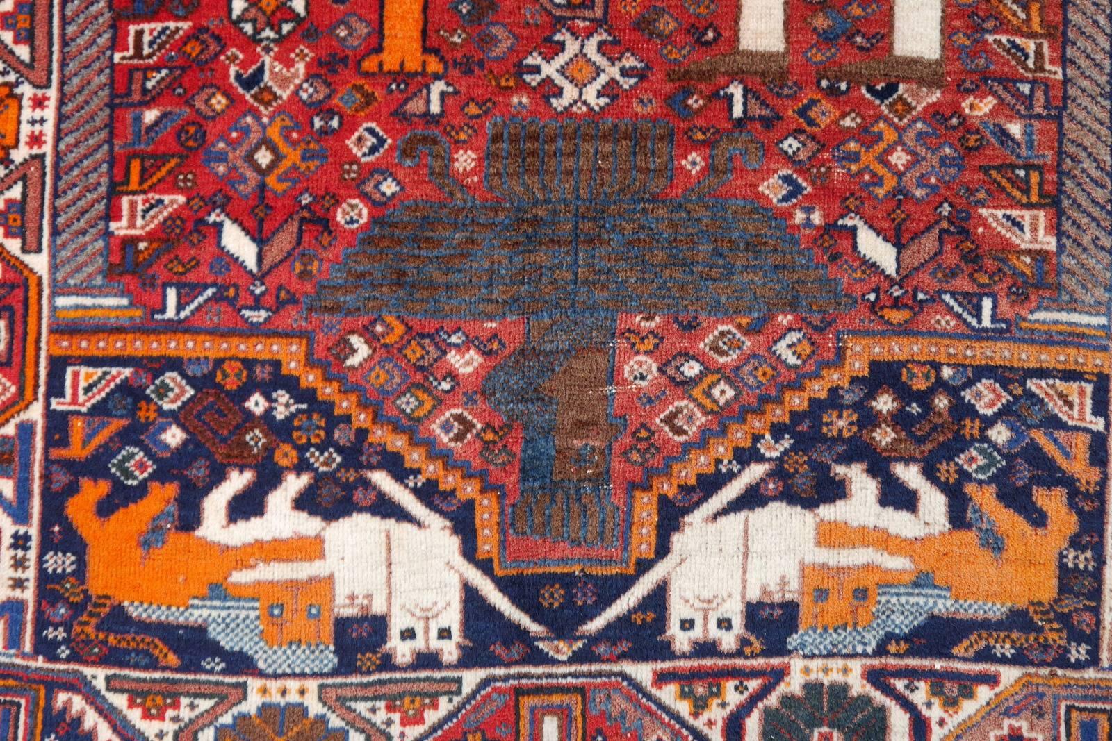 This is a tribal Qashqai rug, hand-knotted by women of the tribal people south east of the Persian city of Shiraz. It was made in the 1960s using hand spun Persian highland sheep wool from the Zagros mountains. 

The Motiv shows a King fighting a