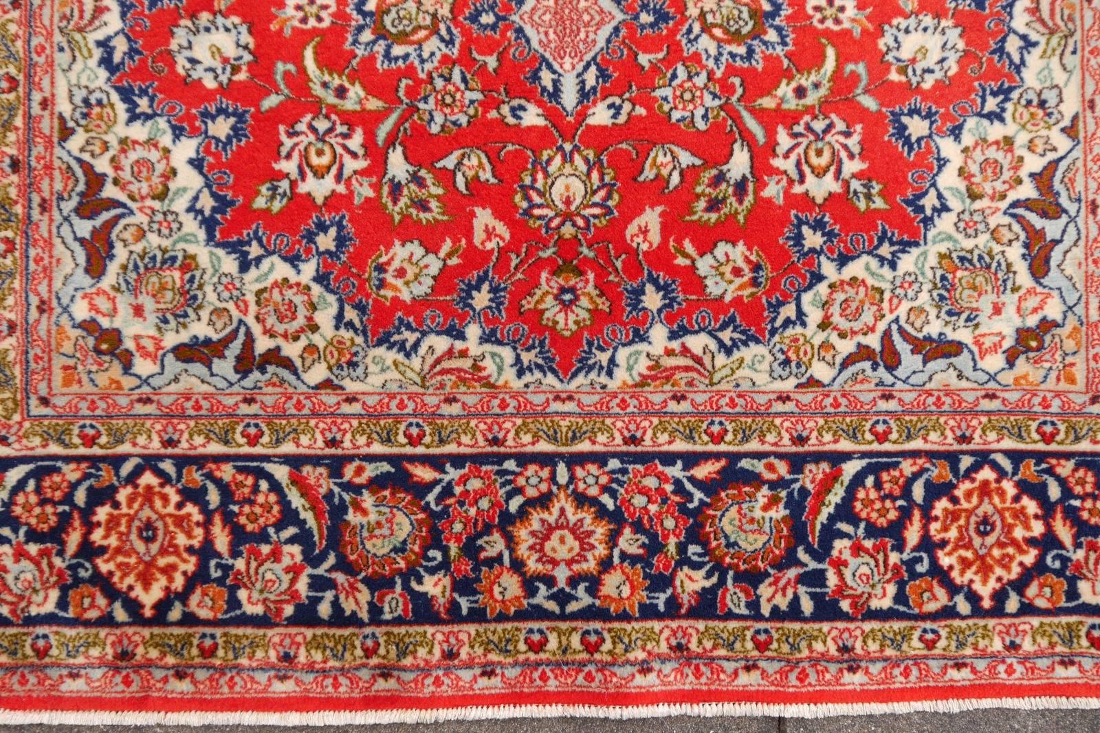 Isfahan Persian Wool and Silk Rug In Excellent Condition In Lohr, Bavaria, DE