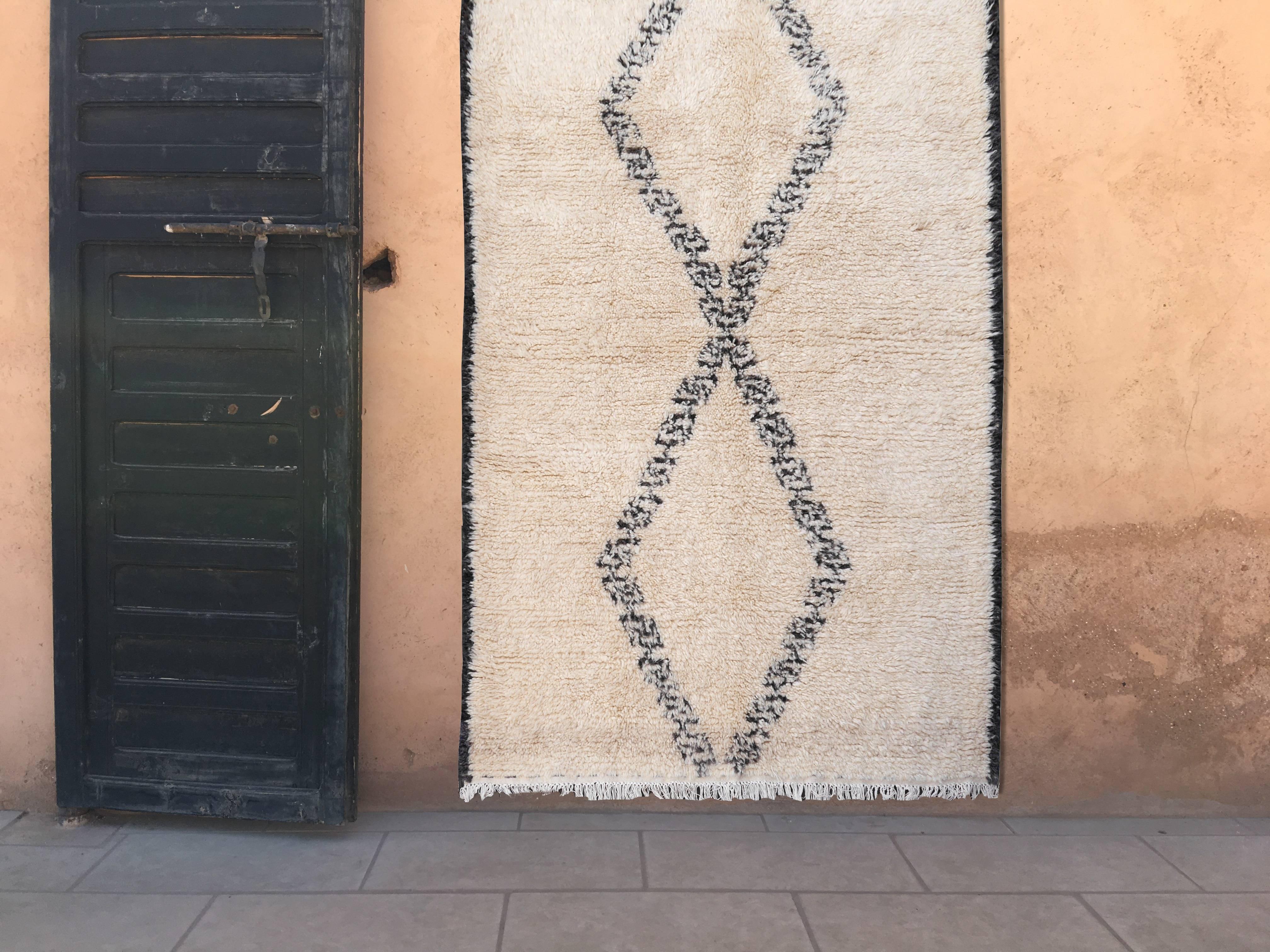 Hand-knotted Beni Ourain Nomad carpet from Morocco
This soft-pile carpet is made of 100% handspun wool and has beautiful two diamond pattern. The pile is very soft and fluffy. The color of the carpet is woolen white and beige (natural wool is never