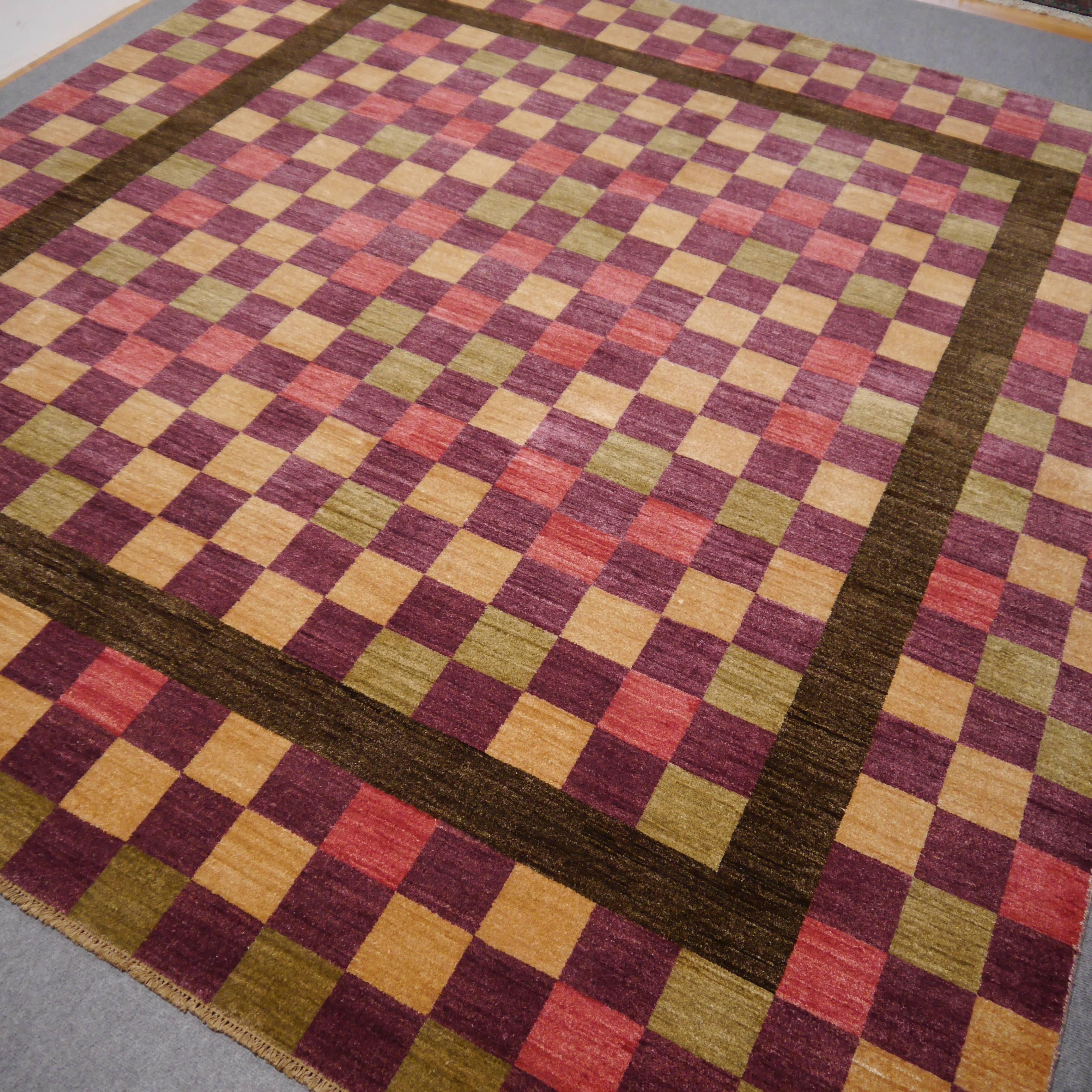 Moderner moderner indischer Agra-Teppich im handgeknüpften Design (Wolle) im Angebot