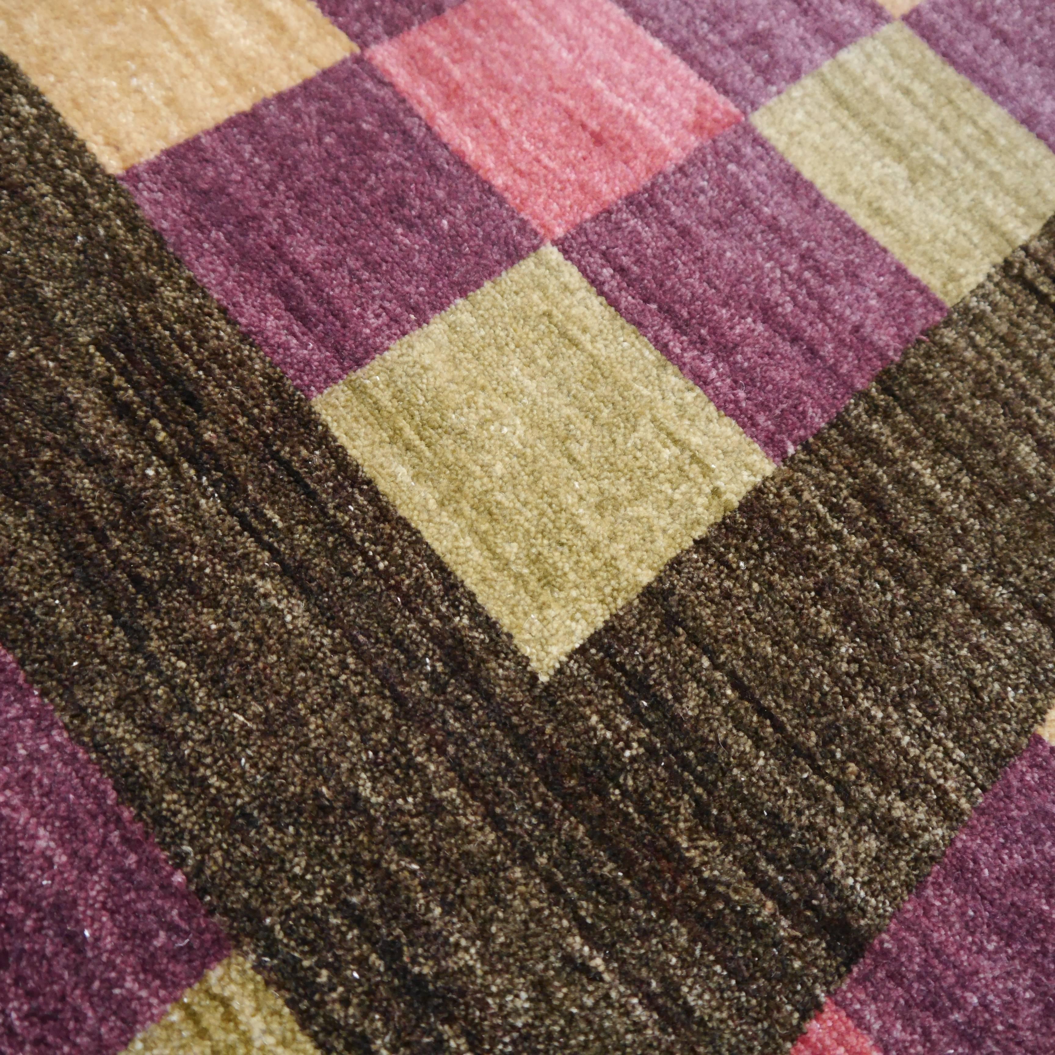 Dieser schöne Teppich ist aus unserer aktuellen Kollektion moderner Agra-Teppiche. Sie wurde von Handwerkern aus bester handgesponnener Schafswolle in traditioneller Knüpftechnik hergestellt. Die Farben sind gut kombiniert und passen sowohl zu