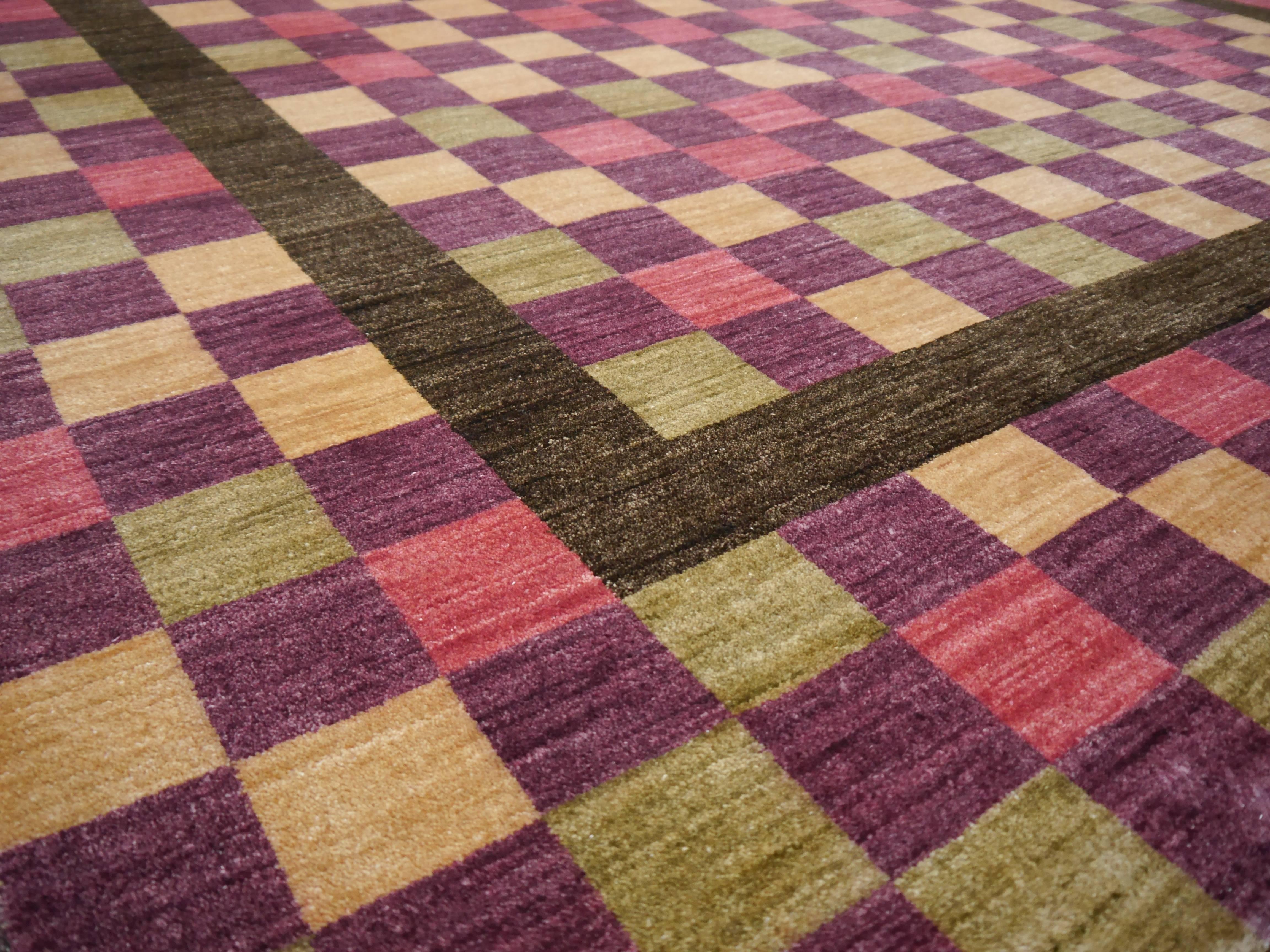 Moderner moderner indischer Agra-Teppich im handgeknüpften Design (Handgeknüpft) im Angebot