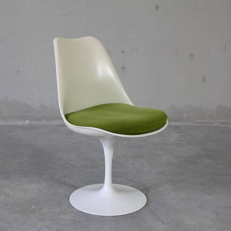 Set of four Tulip chairs, designed by Eero Saarinen, U.S.A., Knoll International, 1957.

A fine set of fixed armless Tulip chairs with green cushions. These date from the early 1960s. Marked 'Knoll International' on the base.
Condition: 

Very
