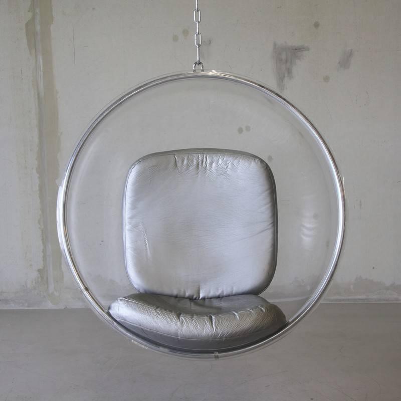 An early example of the original Bubble Chair by Eero AArnio. Designed in 1968 and produced by Adelta (with makers label). Acrylic structure with the original silver colored cushions and heavy chain.  A great looking piece!!

Literature: Charlotte