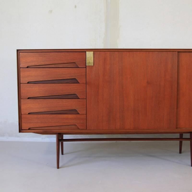 Sideboard designed by Edmondo Palutari, Italy, 1950s.

Large teak credenza/ sideboard produced by Vittorio Dassi. Teak and brass detail. 

Rare in this excellent vintage condition!