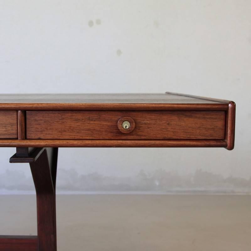 Rosewood desk, designed by Gianfranco Frattini, Italy Bernini, 1950s.

Four-drawer desk in rosewood produced by Bernini, circa 1956-1957.
Condition: 

Excellent vintage condition.
 