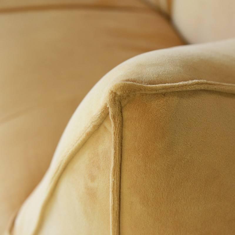 Newly upholstered Bambole sofa, designed in 1972 by Mario Bellini for B&B Italia.
Condition:  

Excellent condition.
    