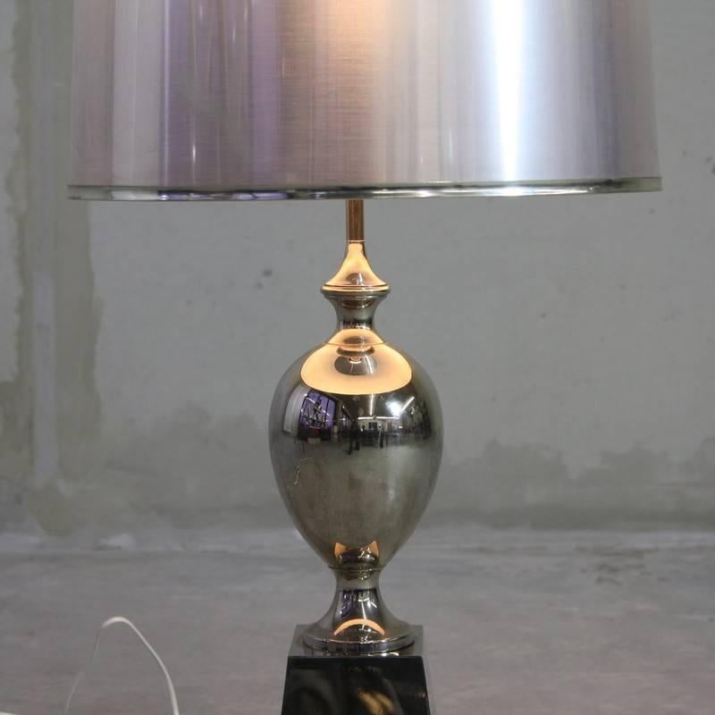 Large table lamp in the style of the 1970s, France.

Chrome-plated lamp with silver coloured shade.
    