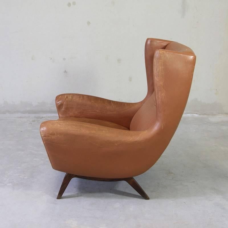 Lounge chair, designed by Illum Wikkelsø. Denmark, Søren Willadsen, 1960's.

Patinated brown leather high back lounge chair by Illum Wikkelsø. Rosewood base. Model 110, produced by Soren Willadsens in Vejen, Denmark, 1960s.

We are happy to have