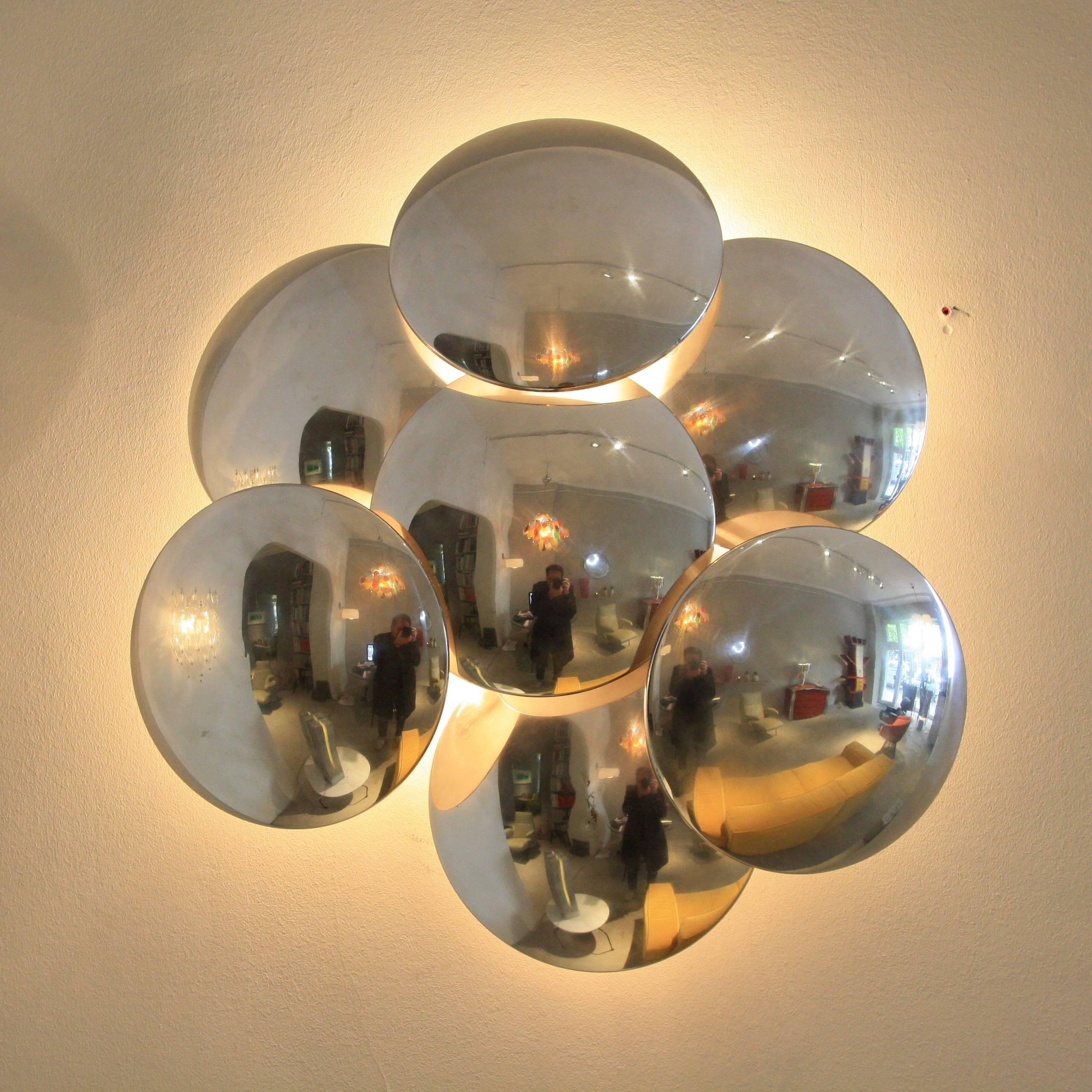 Reggiani wall sconce, Italy 1970s.

Seven disk wall sconce with three-light fittings, chrome disk and white metal frame.
