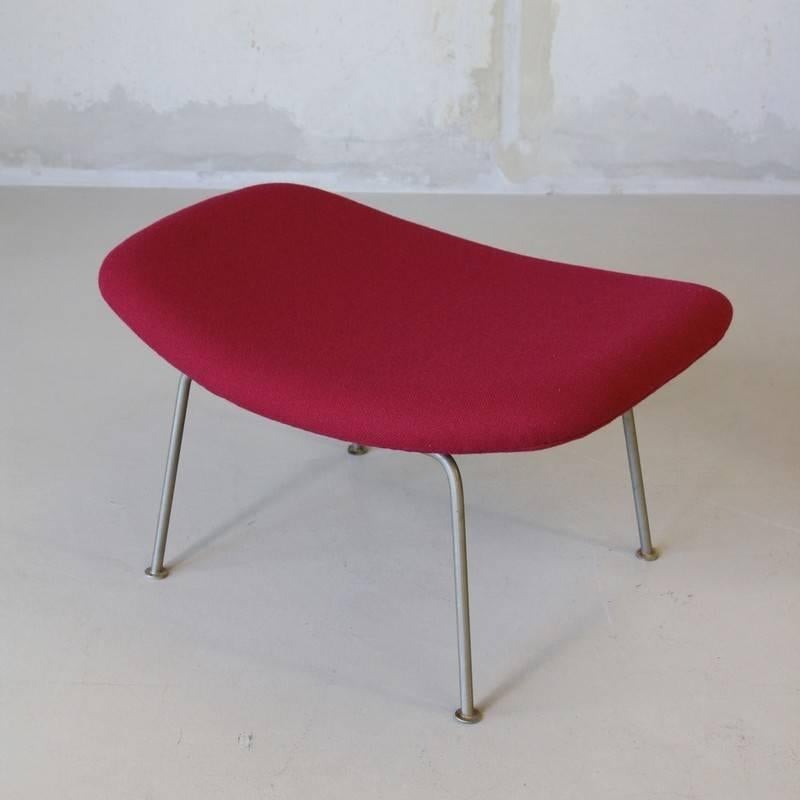 Pierre Paulin, Oyster Chair and Foot Stool In Good Condition In Berlin, DE