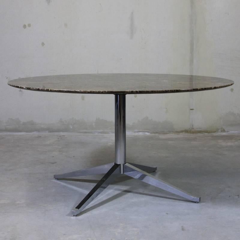 Florence Knoll Round Marble Table In Excellent Condition In Berlin, DE