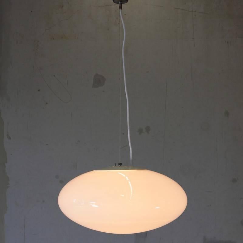 Ceiling lamp designed by Gaetano Sciolari, Italy Stilnovo, 1950s.

Large opaline glass pendant diffuser, steel cable.