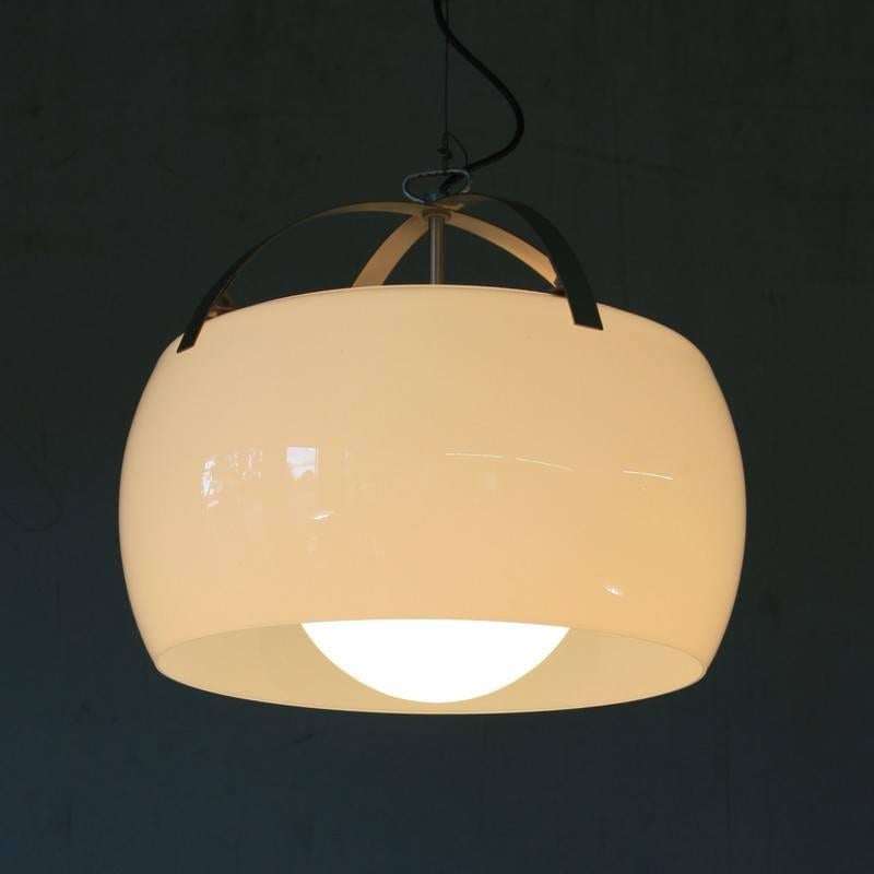Large glass ceiling lamp, designed by Vico Magistretti, Italy Artemide, 1960s.

Extra large sized Omega lamp with brushed metal structure and opaline glass diffuser. The length can be adjusted.