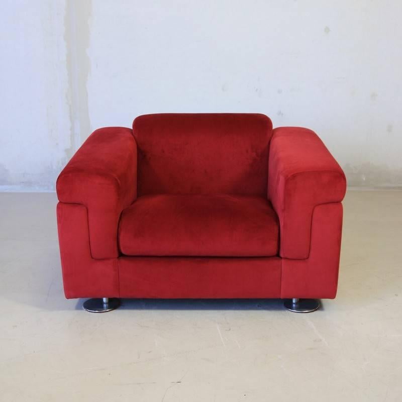 Mega comfortable lounge chair, designed by Valerie Borsani and Alfredo Bonetti. Produced by Tecno, Italy 1965.

We have another pair that has not been reupholstered.