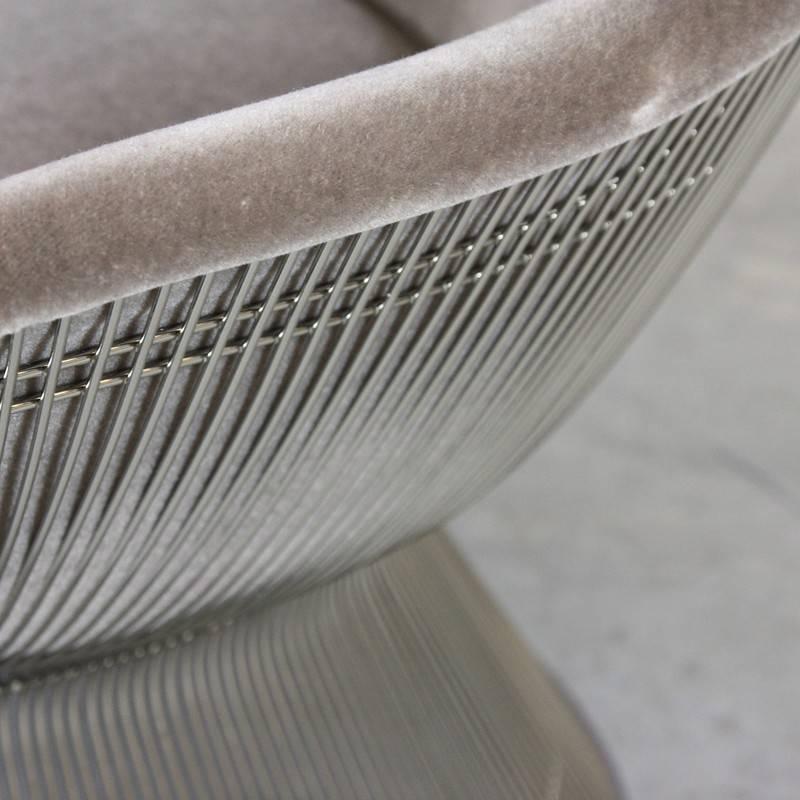 Lounge chair designed by Warren Platner. U.S.A., Knoll International, 1966.

The 1705L from Knoll with metal wire base and original (new) grey/ mauve velvet upholstery. Knoll markings under the set. Very comfortable.
Condition: 

Excellent