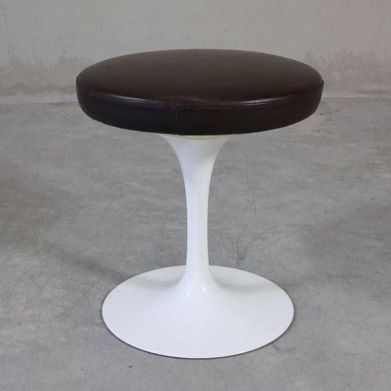 Set of three stools, designed by Eero Saarinen, U.S.A., Knoll International, 1957.

A set of three stools, with dark brown leather seats and white Tulip base. Marked KNOLL underneath.
Condition: 

Good vintage condition. Tiny loss of paint on