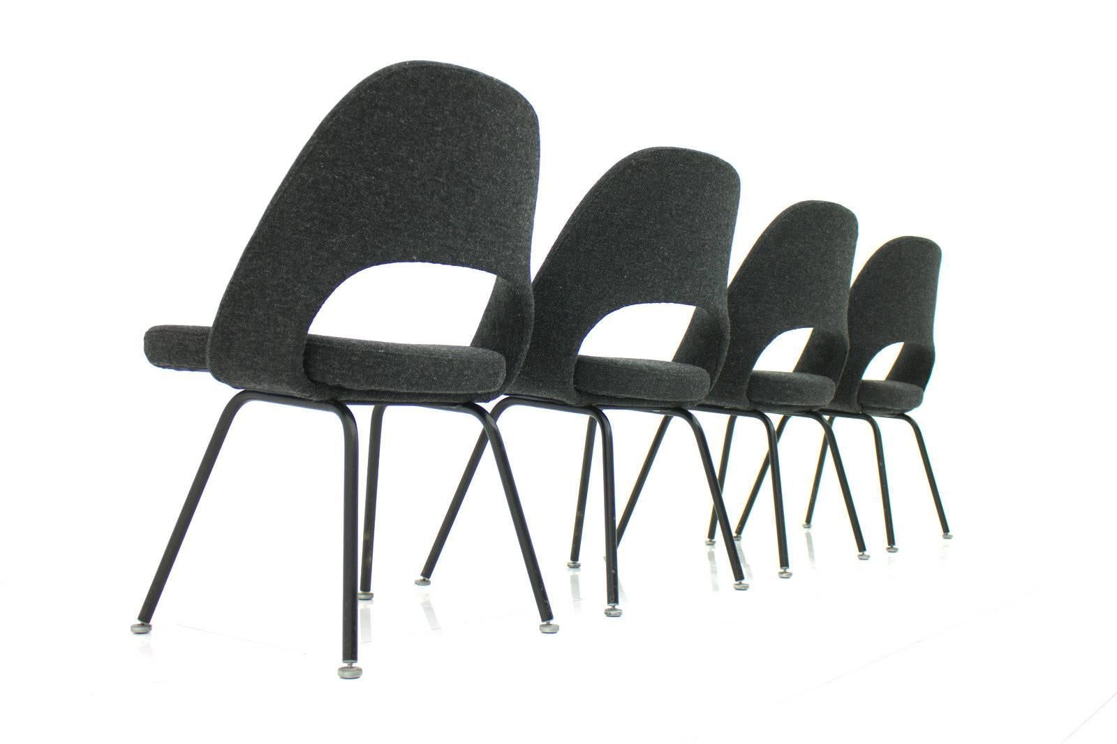 Set of four Eero Saarinen executive chairs Mod. 71 by Knoll International, 1951. New upholstery with Kvadrat fabric.
Measurements: H 82 cm, T 52 cm, B 57 cm, SH 44 cm.
Excellent condition.

Worldwide shipping.