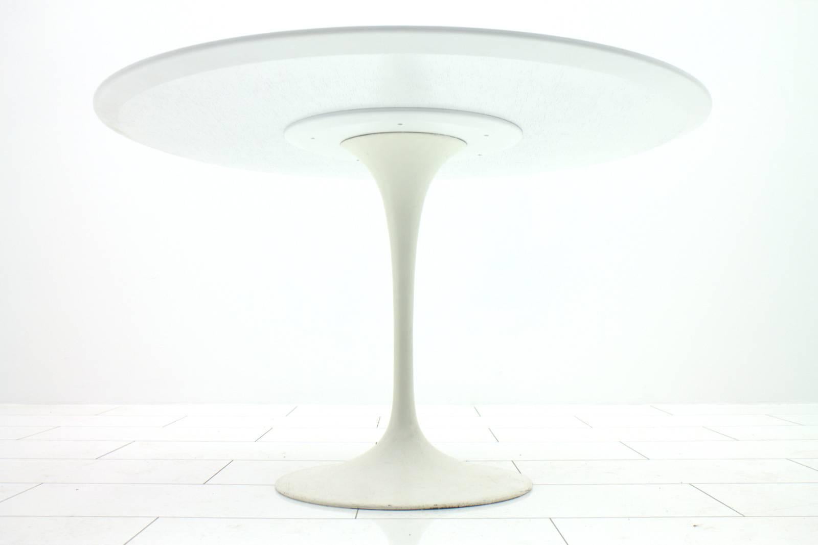 Mid-Century Modern Dining Table by Eero Saarinen, Knoll International, 1960s For Sale