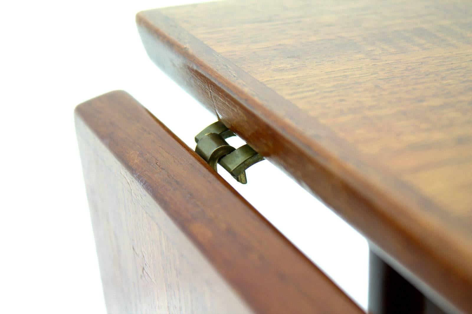 Danish teak wood drop leaf table, 1960s.
Very good condition.

Worldwide shipping