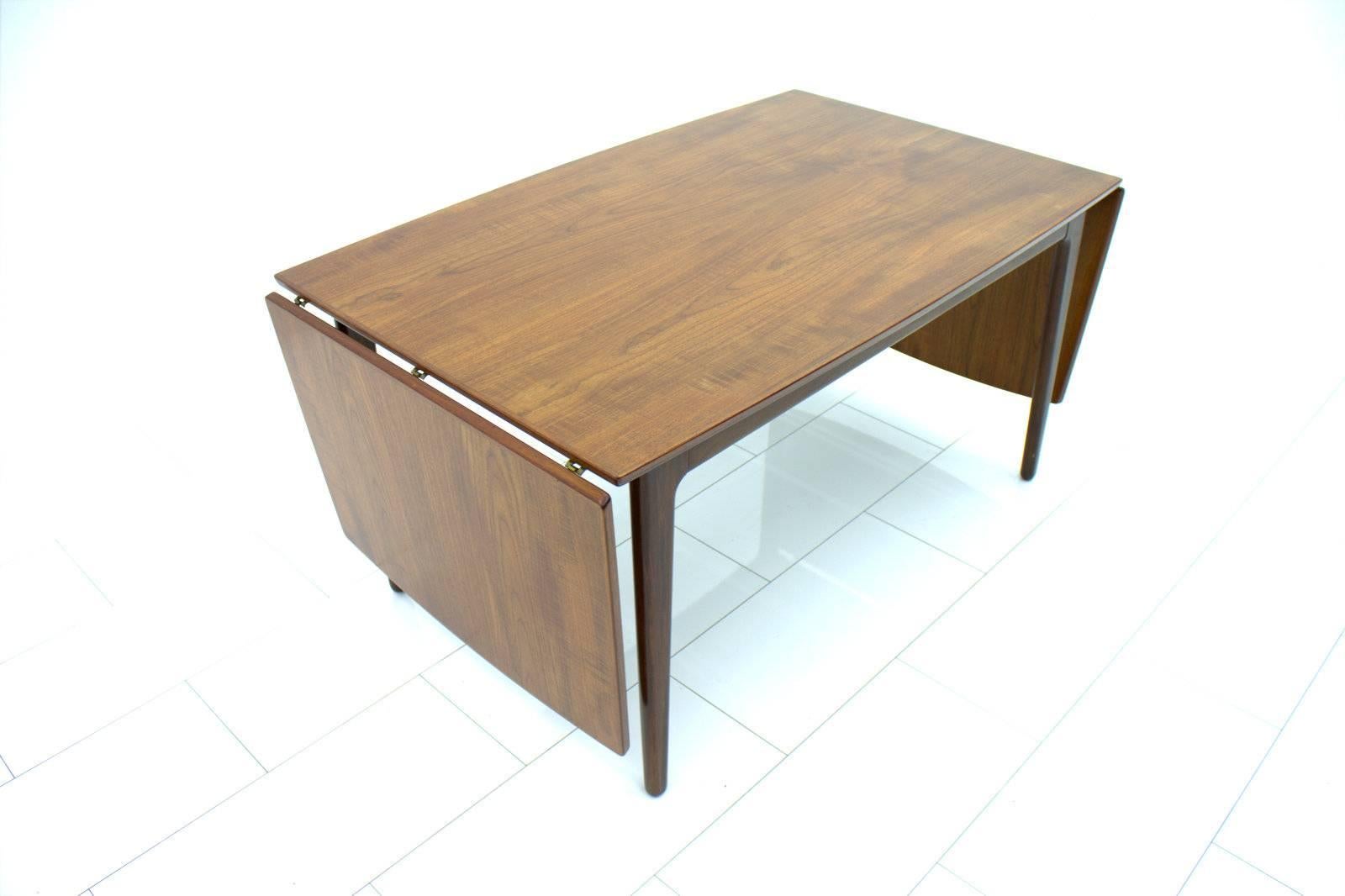 Scandinavian Modern Danish Teak Wood Drop Leaf Table, 1960s For Sale