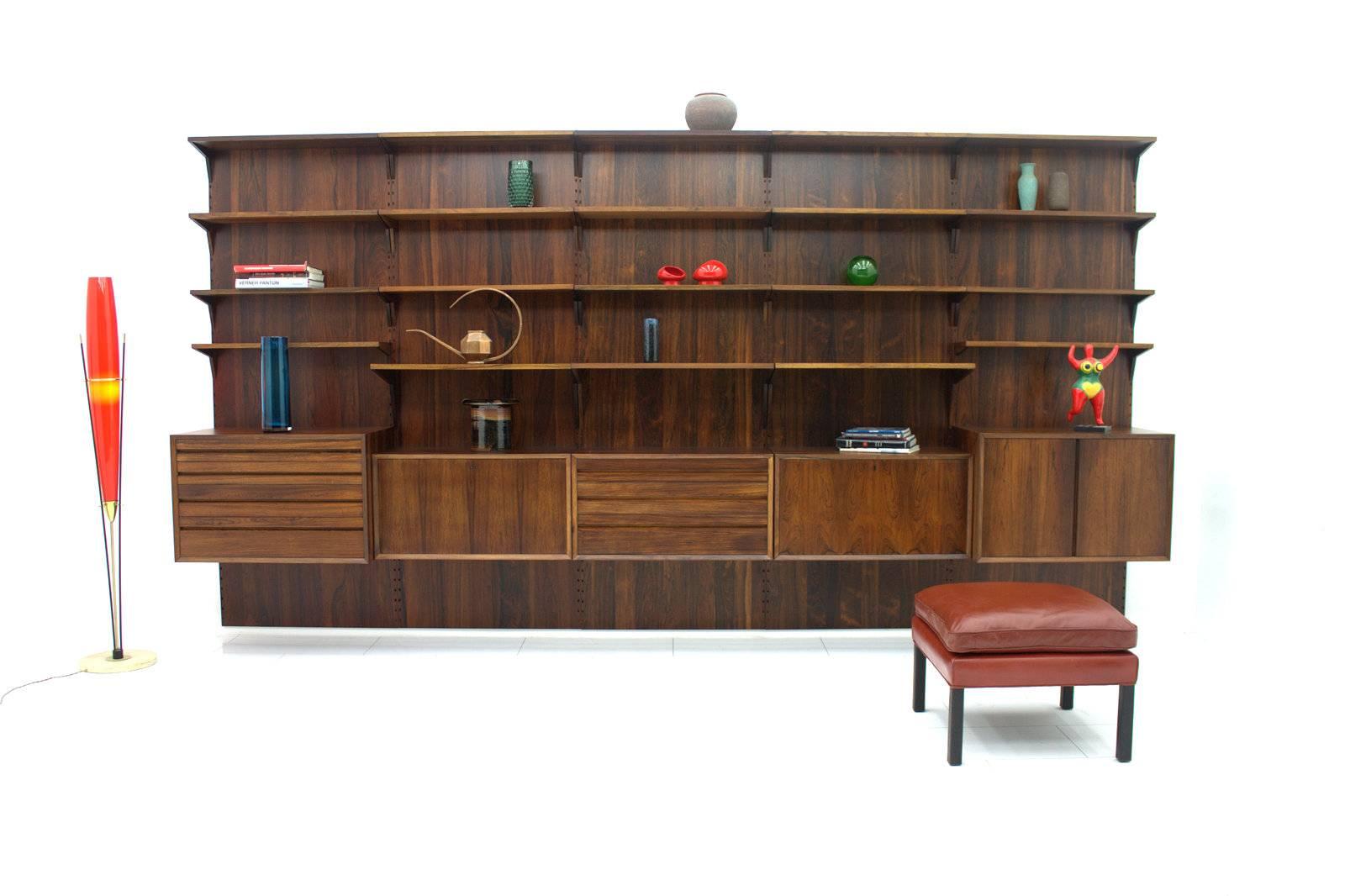 Large wall system in rosewood by Poul Cadovius, Denmark, 1960s.
Excellent restored condition.

Measurements: W 400 cm, H 215 cm, D 46 cm.

Worldwide shipping.