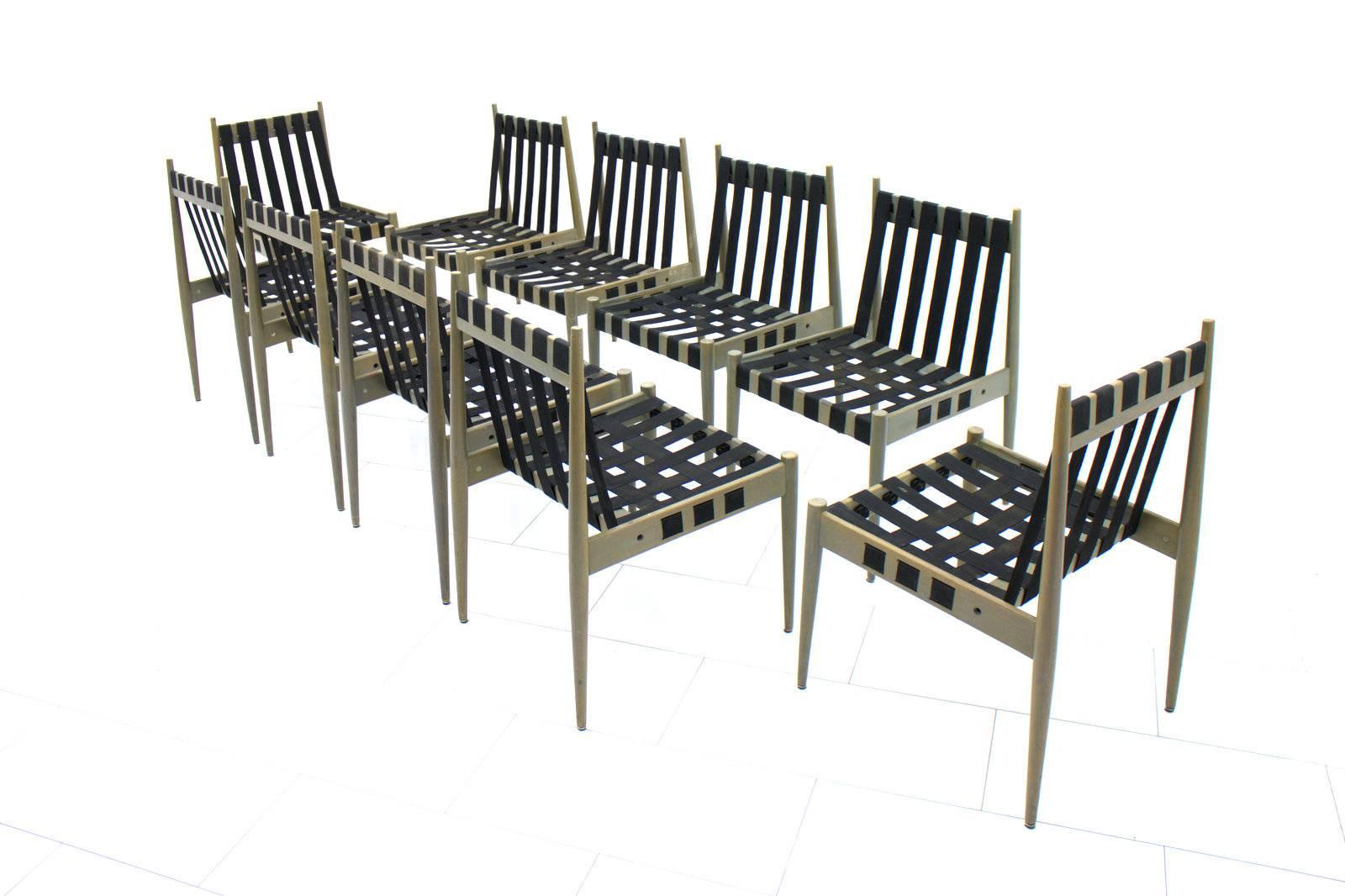 Set of ten dining room chairs SE 121 by Architect Egon Eiermann, 1964.
This chairs come in a very rare grey color and black leatherette cushions.
The chairs are from 1965.

Good original condition.
 