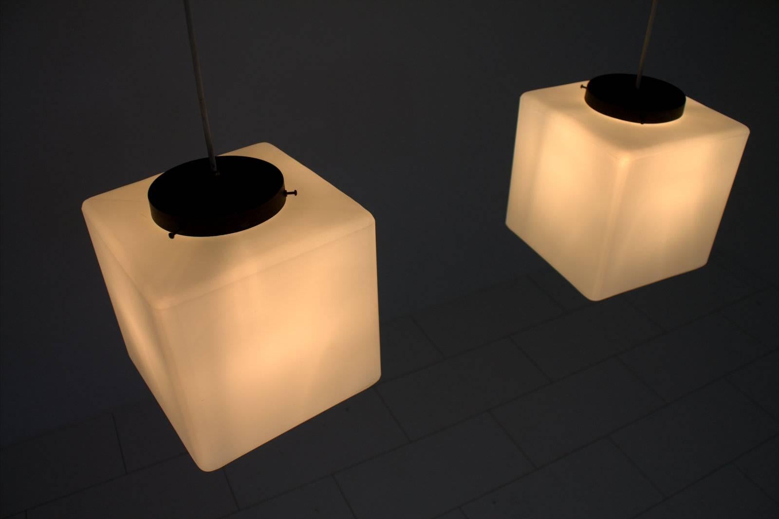 One of two of Milk Glass Cube Pendants attributed to Stilnovo, Italy, 1965 In Good Condition For Sale In Frankfurt / Dreieich, DE