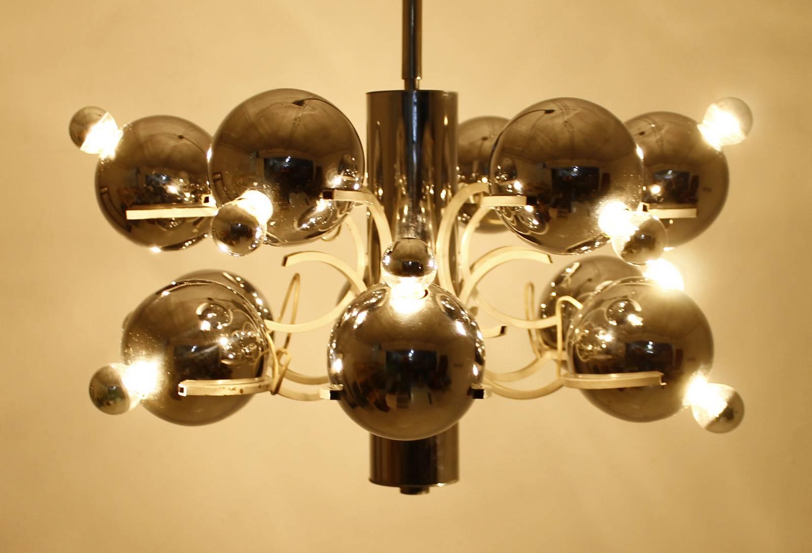 Beautiful chrome Sputnik from the 1960s, Italy. 12 chrome balls with 12 bulbs.
Good original condition!

Worldwide shipping.