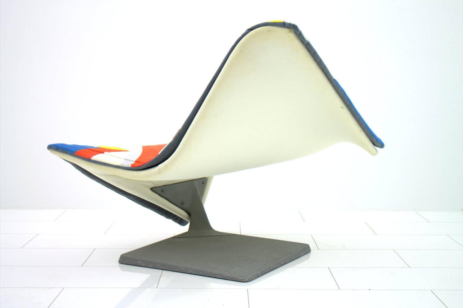 Flying carpet lounge chair by Simon Desanta for Rosenthal. The fabric is designed by the artist H. O. Hajek, signed.

Good original condition.

Worldwide shipping.
      