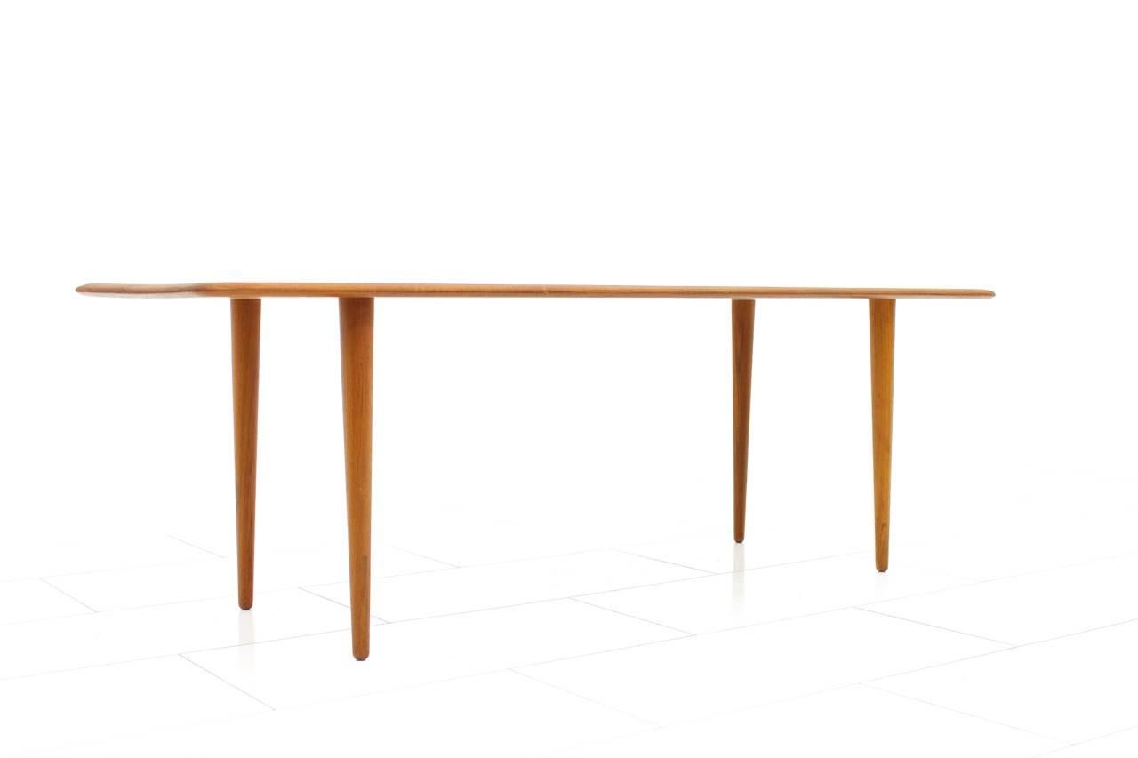 Minimalist teak wood sofa table by Peter Hvid & Orla Molgaard Nielsen, Denmark, 1950s. Made by France & Sons.

Excellent condition.