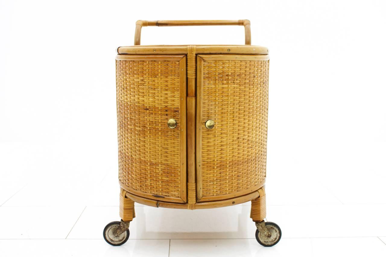 Bamboo and cane bar trolley from the 1950s. Two doors for bottles.
Measures: H 70 cm, D 72 cm, W 45 cm.
Very good condition.

Worldwide shipping.