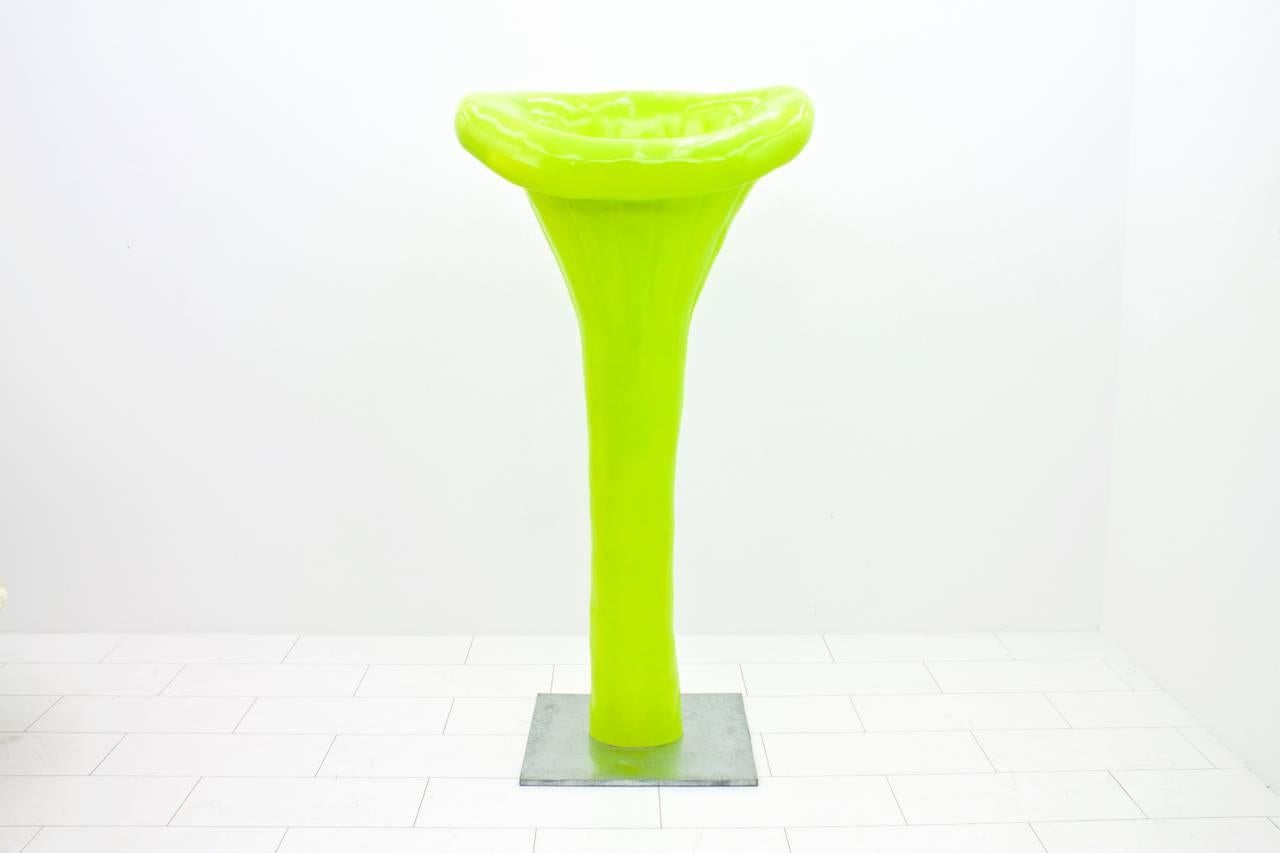 Large green polyurethane sculpture in the form of a chanterelle mushroom.
Impressive optics, super color. Metal base.
Measures: H 192 cm, W 104 cm, D 62 cm.
Very good condition.

Worldwide shipping.