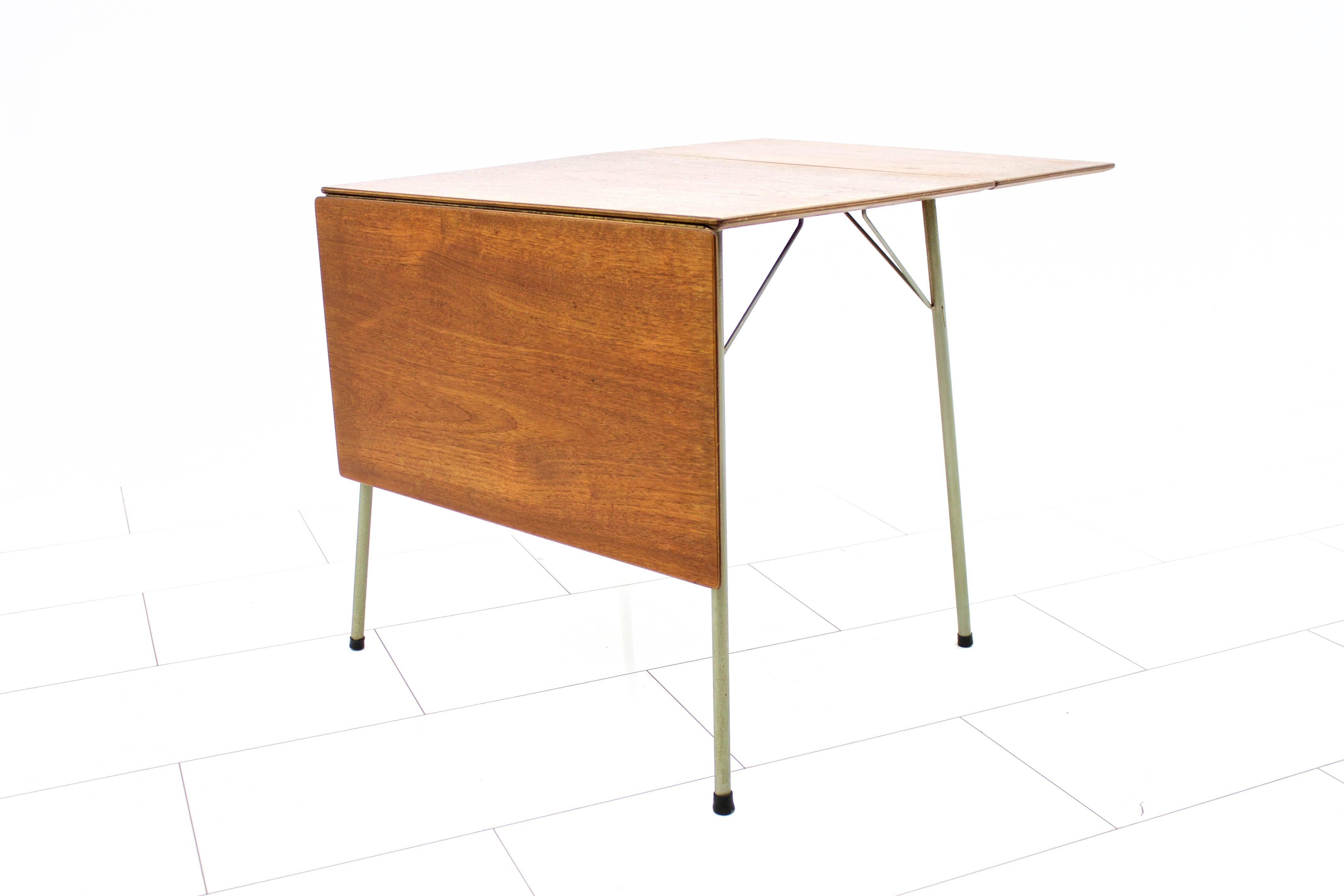 Early drop leaf dining table 3601 in teak wood by Arne Jacobsen and made by Fritz Hansen. This table is from 1958.

Very good condition.

Worldwide shipping.