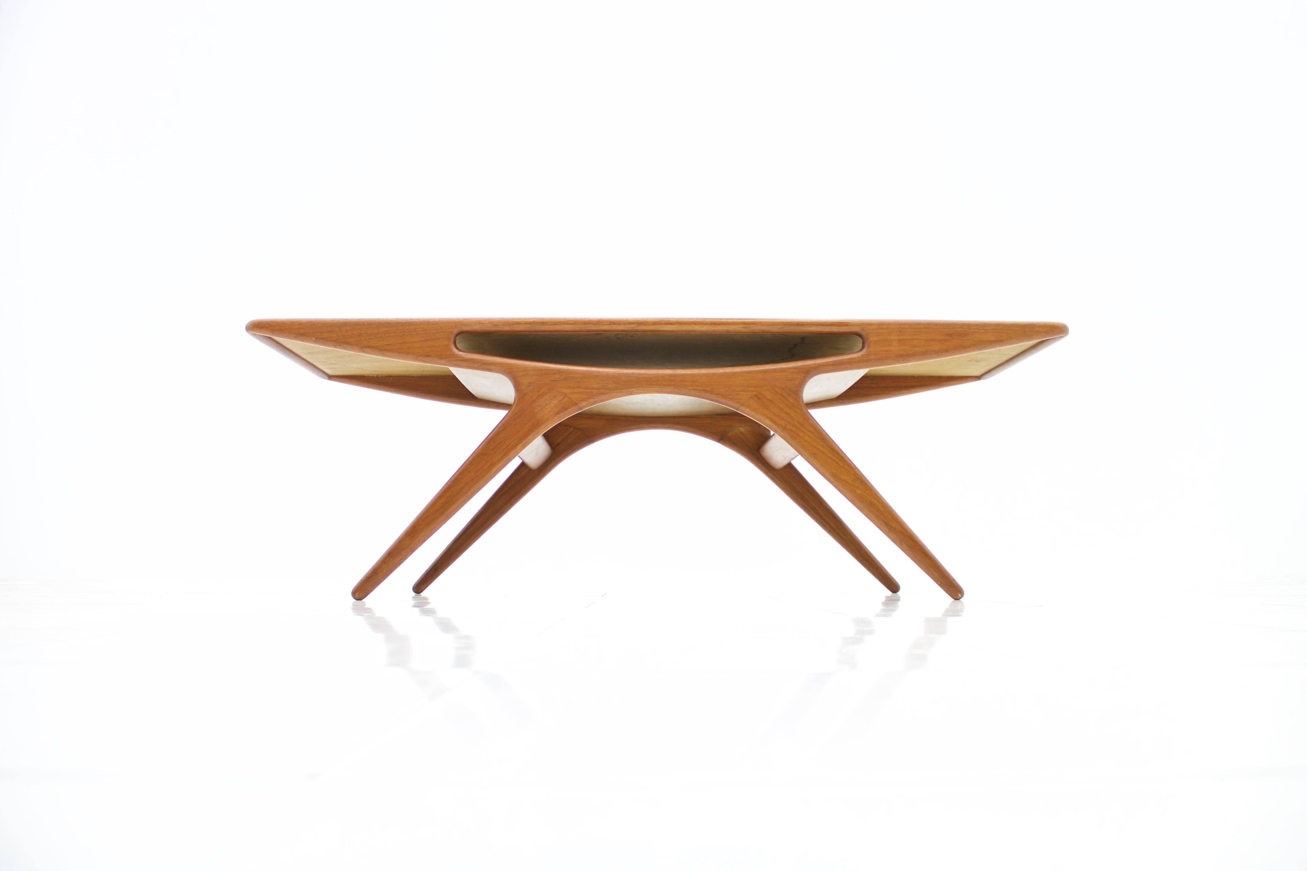 Beautiful Danish coffee table by Johannes Andersen Model 206A.
Designed in 1957 and manufactured by C.F. Christensen.

Excellent condition.

Worldwide shipping
   