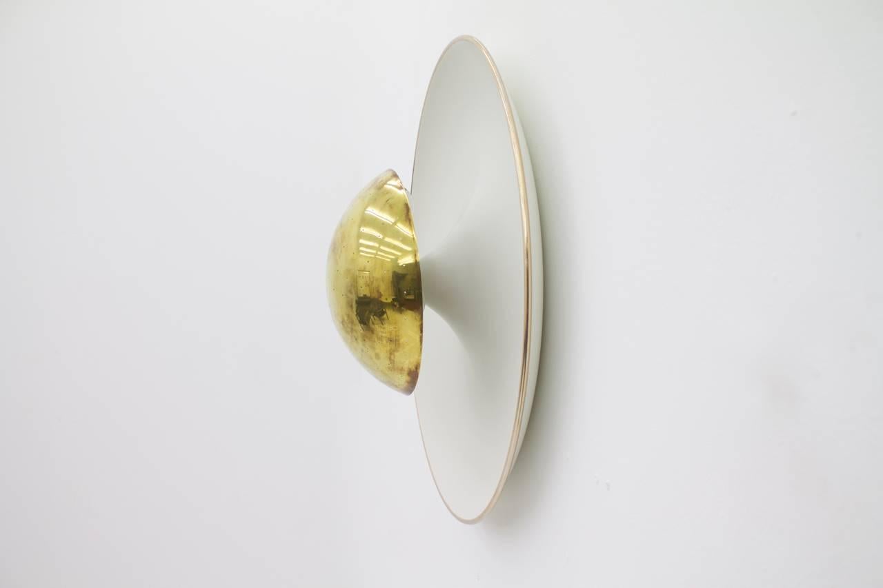 Beautiful flush mount ceiling light or wall sconce by Gino Sarfatti. Organically shaped ivory enameled reflector with perforated brass shade.
Three bulbs with E 27 socket.
Good original condition.