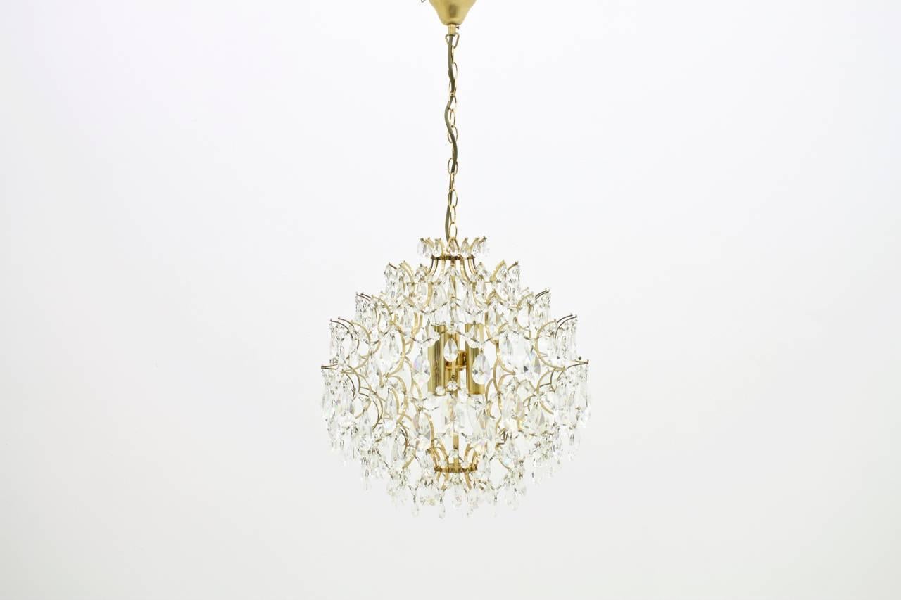 Great chandelier with Swarovski glass , 1970s. Crystal Glass and gilded frame.

Very good condition.