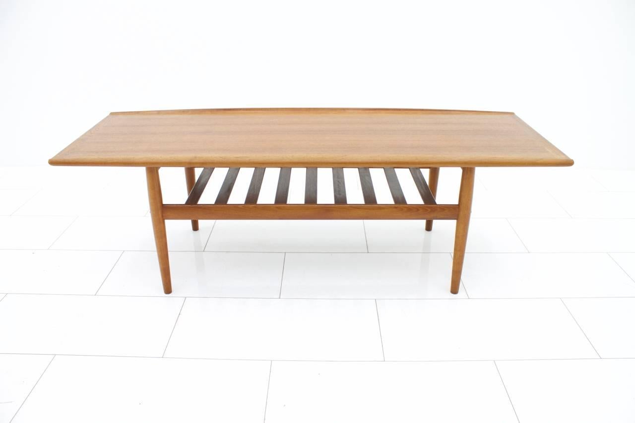 Large teak sofa table by Grete Jalk, Denmark.

Very good condition.

Worldwide shipping.