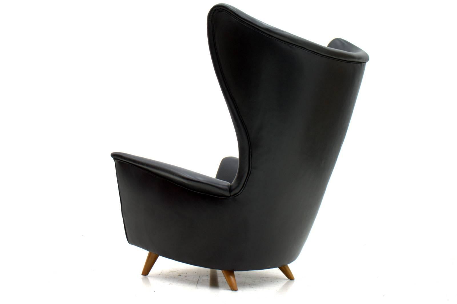Black leather wingback lounge chair from the early 1950s. Restored and upholstered with original black Arne Sørensen leather. 

Excellent restored condition. 

Four chairs are available.

Worldwide shipping.