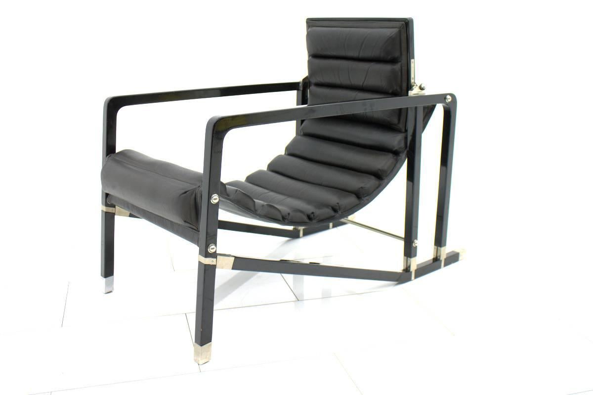 Black leather lounge chair by Eileen Gray Transat by Ecart International, 1980s.
Black lacquered wood, brushed metal, black leather.
Very good Condition.