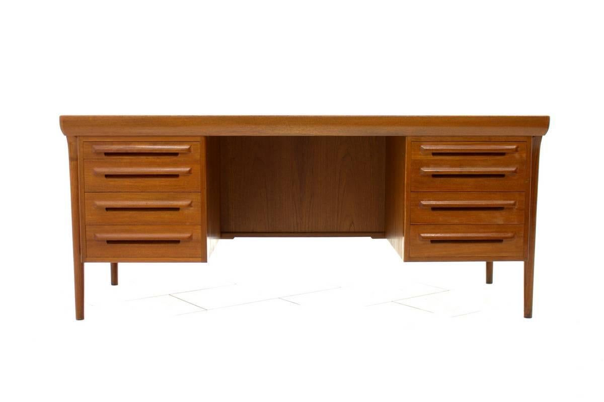 Teak Desk by Ib Kofod Larsen for Faarup Møbelfabrik, Denmark, 1960s.

Very good condition.

Worldwide shipping.