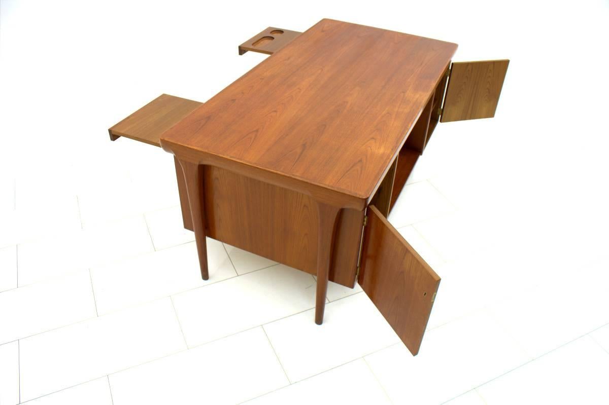 Scandinavian Modern Teak Desk by Ib Kofod Larsen for Faarup Møbelfabrik, Denmark, 1960s For Sale