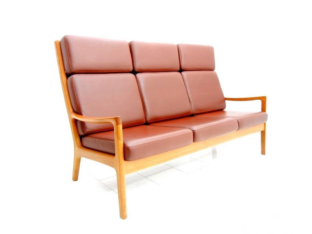 Ole Wanscher Senator high back leather sofa, designed in 1951 and made by Poul Jeppesen, Denmark. Only this Production from Poul Jeppesen has no visible screws on the sides. 

Excellent condition!