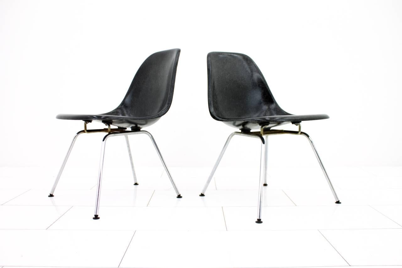 Pair of black fiberglass side chairs with low H-base by Charles & Ray Eames.

Very good condition.

Worldwide shipping.