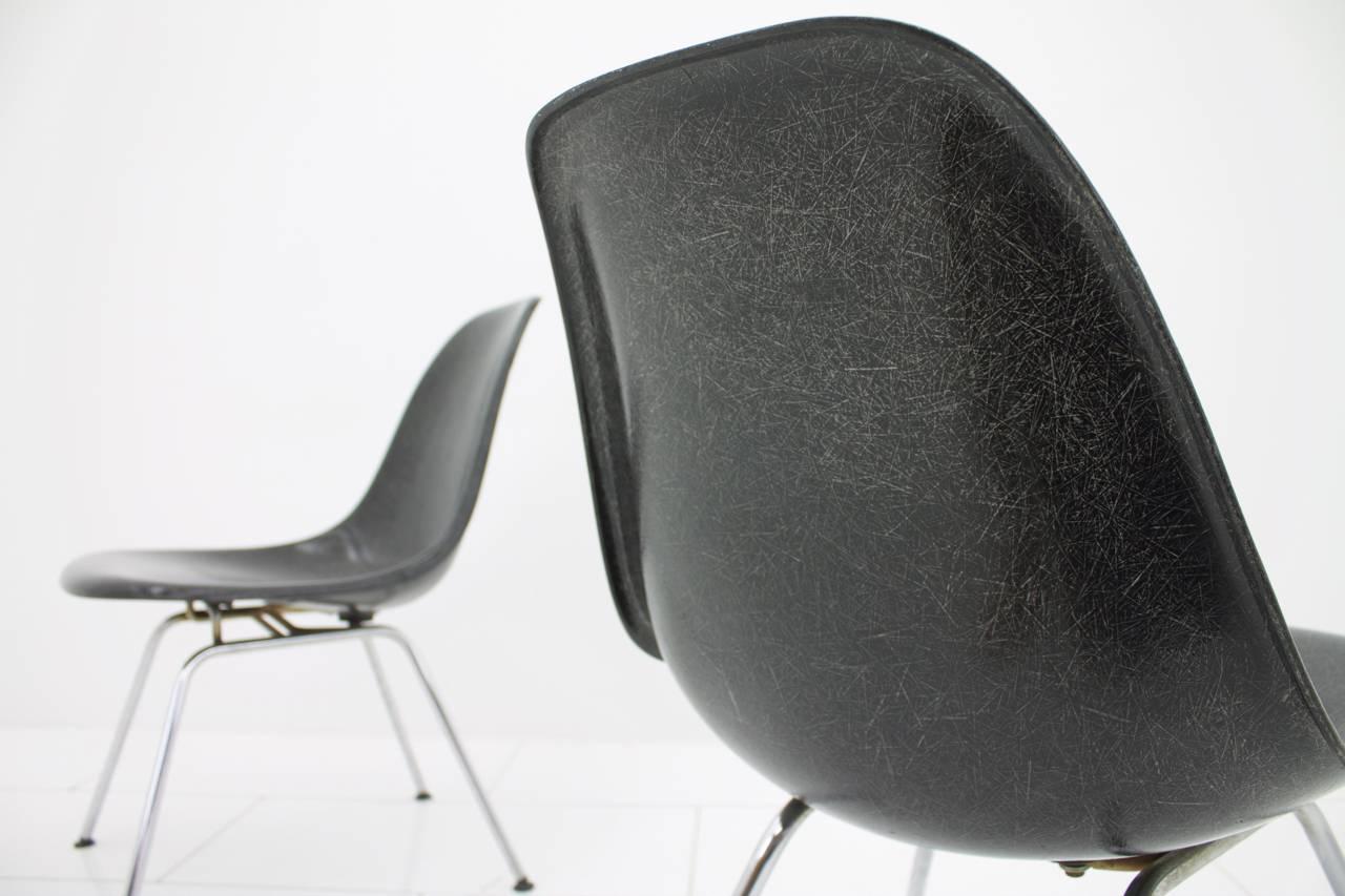 Pair of Black Fiberglass Side Chairs with Low H-Base by Charles & Ray Eames In Good Condition In Frankfurt / Dreieich, DE