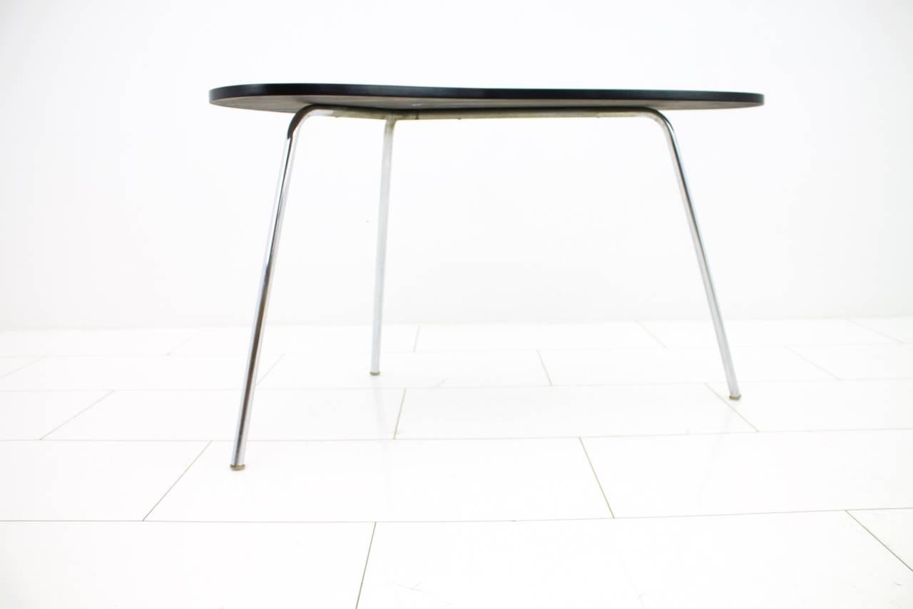 Thonet steel tube side table, Germany 1950s. Black lacquered tabletop, chromed steel.

Vers good condition.

Worldwide shipping.